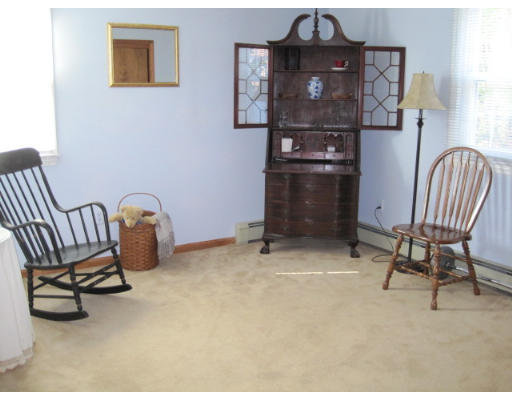 20 Pinewood Road Chelmsford, MA 01824 - Photo 13 of 15 a room with chairs and a table