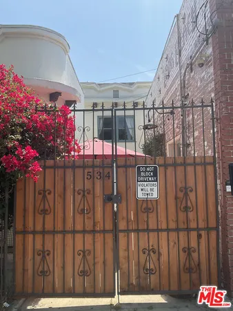 a view of entryway front of a house