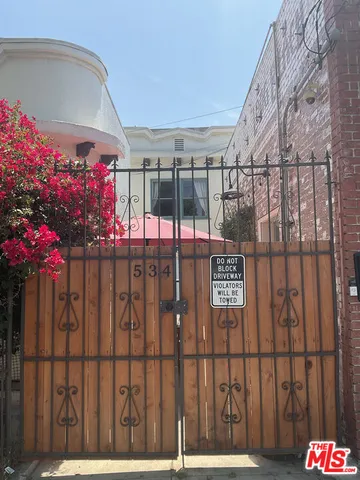 a view of entryway front of a house