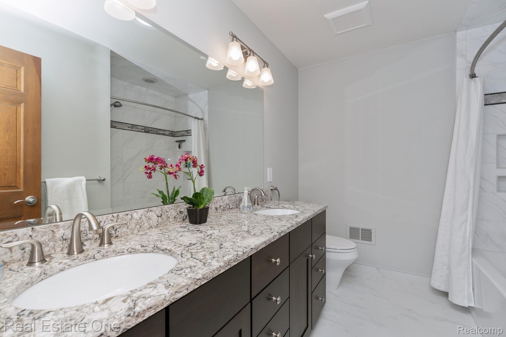 3449 Summit Ridge Drive Rochester, MI 48306 - Photo 34 of 44 Full Bathroom