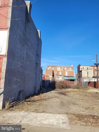a view of a back yard of the building