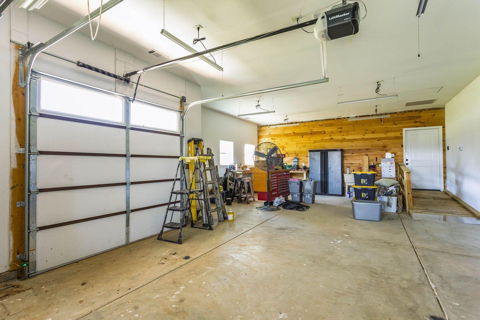 340 Melrose Place Dayton, TN 37321 - Photo 38 of 60 Garage