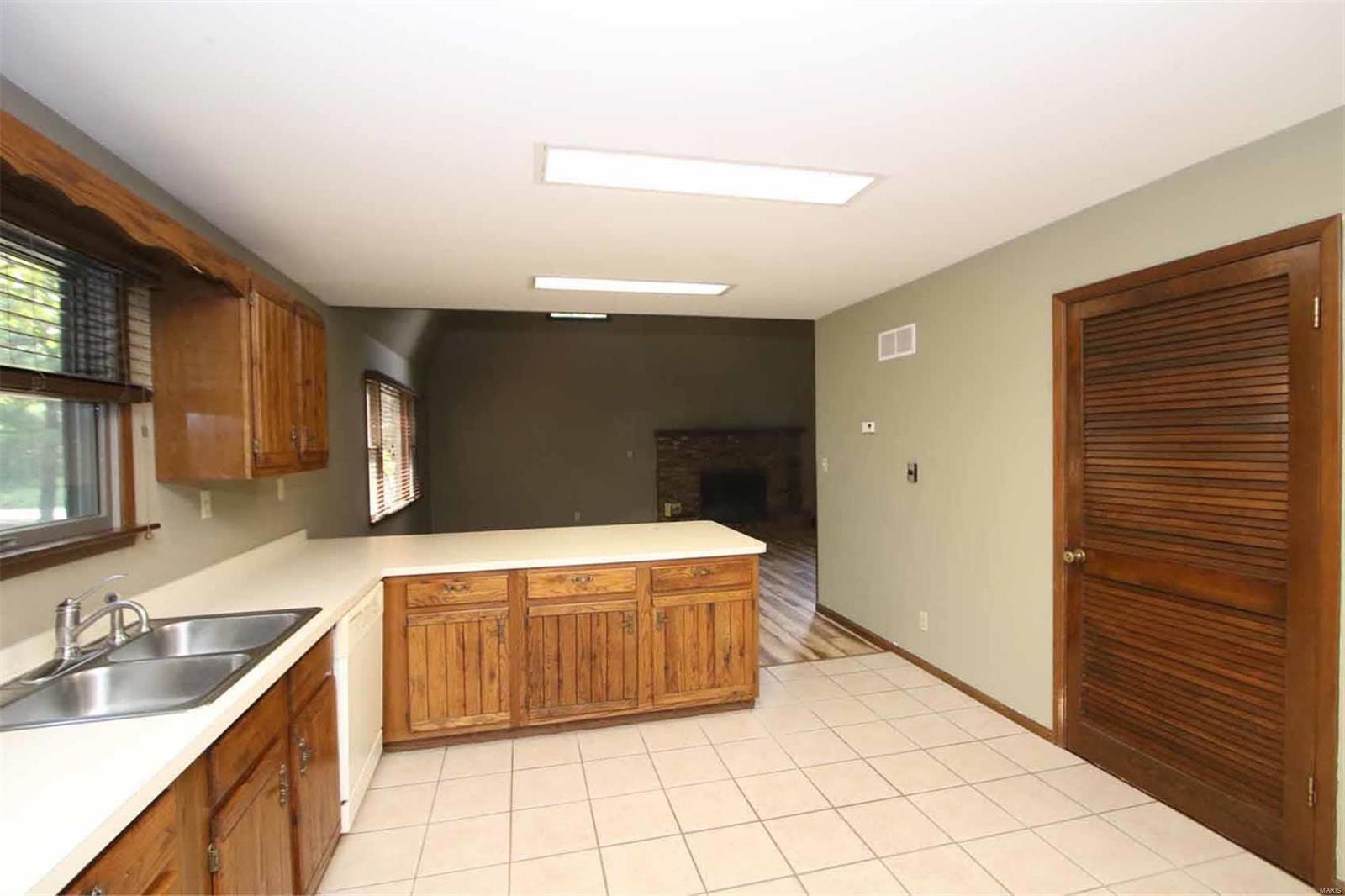 12827 Landolt Road Highland, IL 62249 - Photo 9 of 53