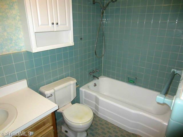 408 Rockspring Road High Point, NC 27262 - Photo 8 of 13 Bath.