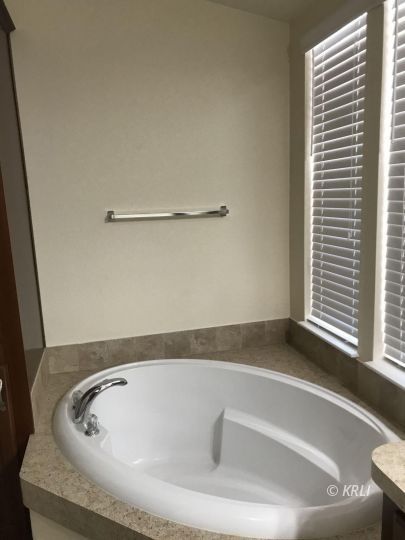 5651 South Kelso Valley Road Weldon, CA 93283 - Photo 12 of 34 a bathroom with a bathtub
