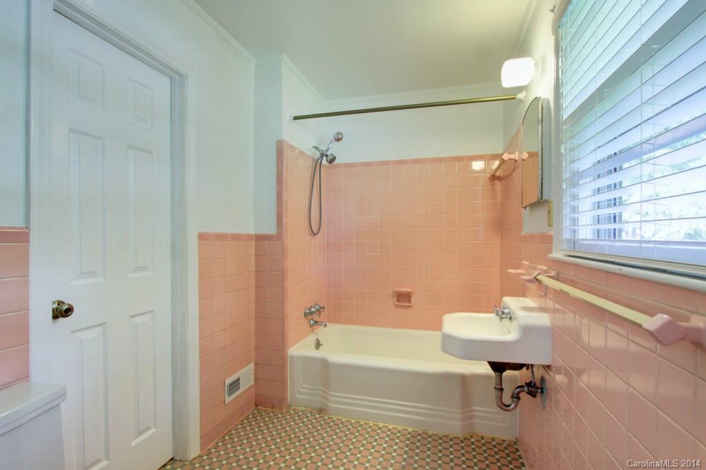 538 Scaleybark Road Charlotte, NC 28209 - Photo 14 of 20 a bathroom with a sink a mirror toilet and bathtub