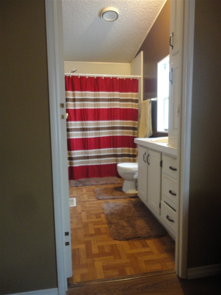 250 La Cresta Heights Road, Unit 4 El Cajon, CA 92021 - Photo 8 of 21 Master Bathroom.