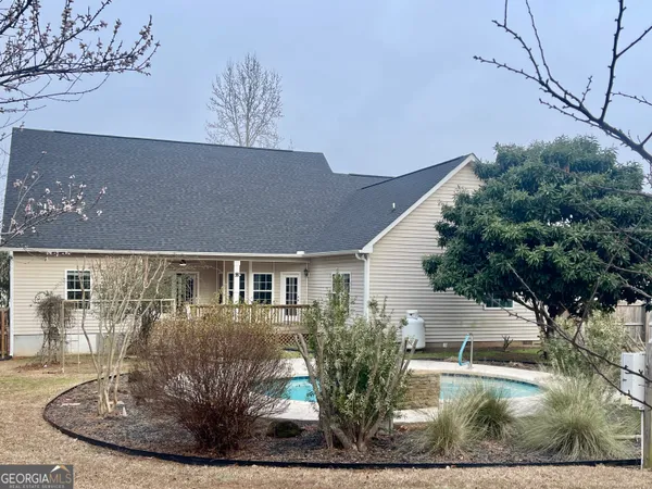 a view of a backyard