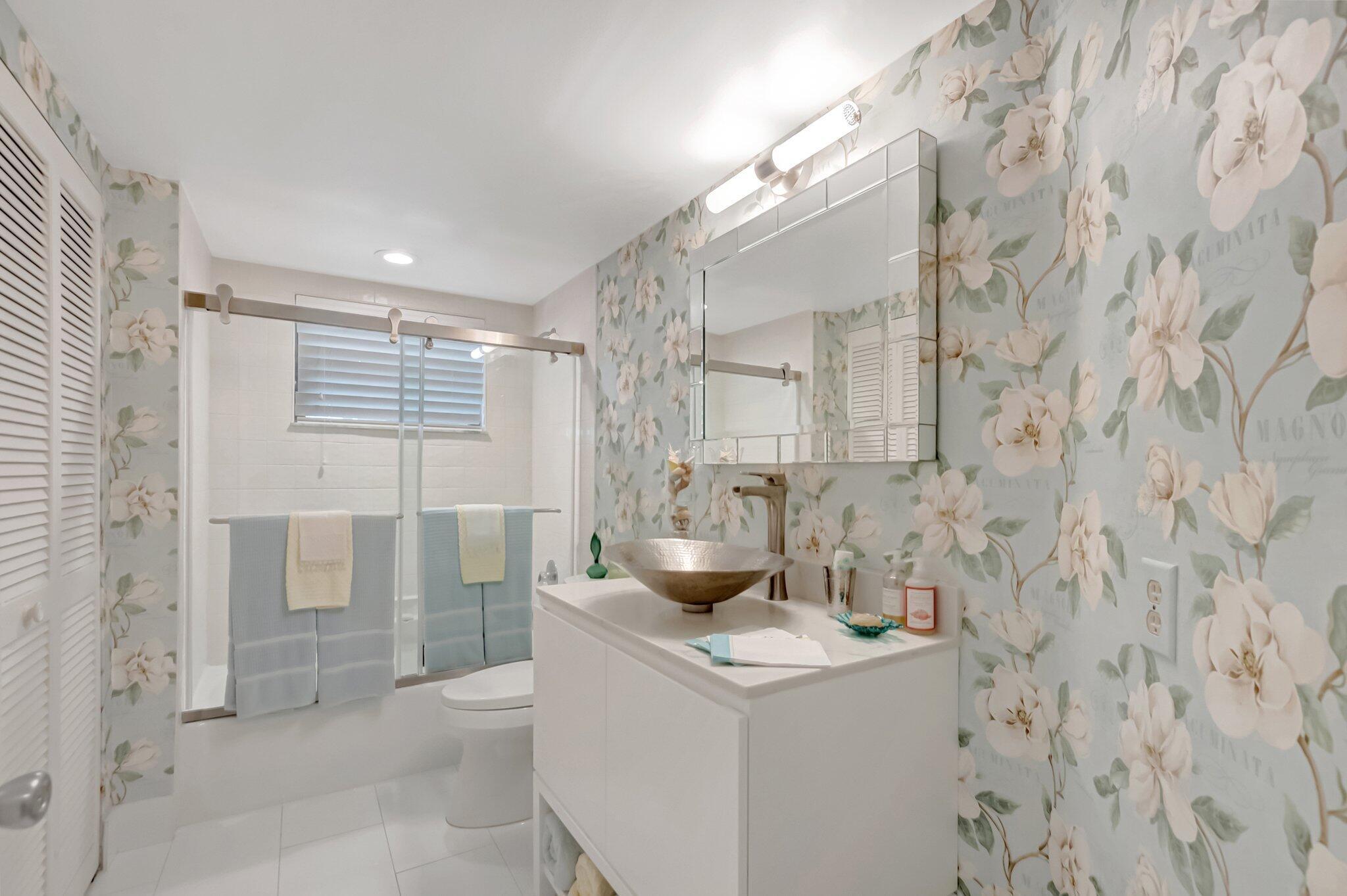 7507 La Paz Boulevard, Unit 202 Boca Raton, FL 33433 - Photo 25 of 31 2nd bath