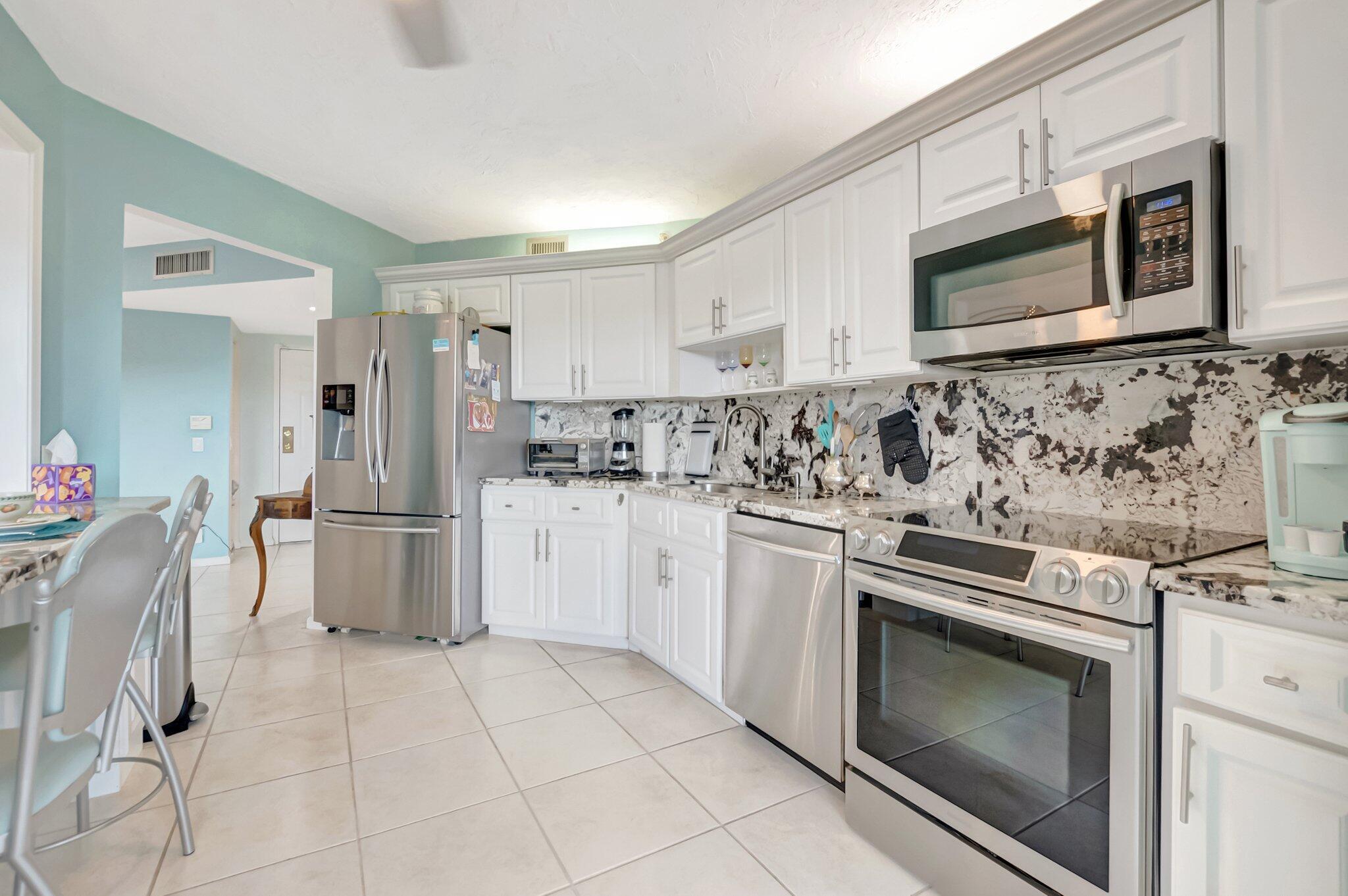 7507 La Paz Boulevard, Unit 202 Boca Raton, FL 33433 - Photo 10 of 31 kitchen