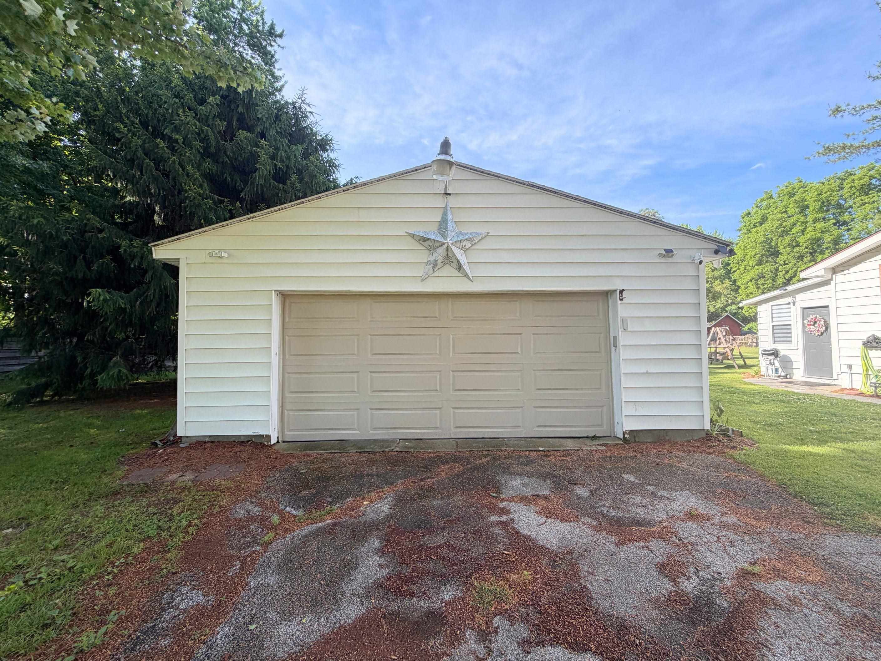 1079 West Moore Road Saginaw, MI 48601 - Photo 56 of 63 Garage