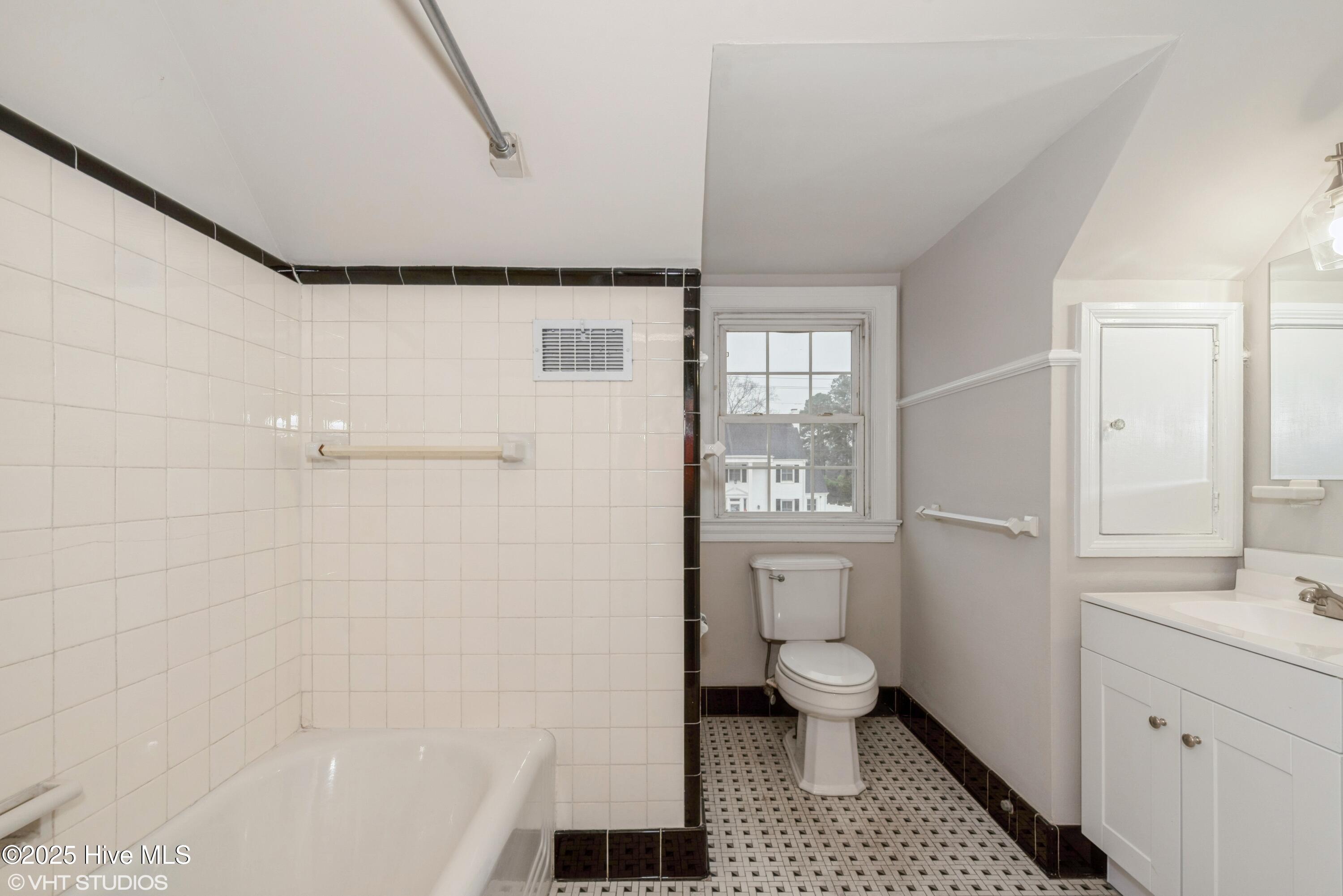 703 Rountree Street Kinston, NC 28501 - Photo 12 of 15 12_703ROUNTREEST_2027_HiRes