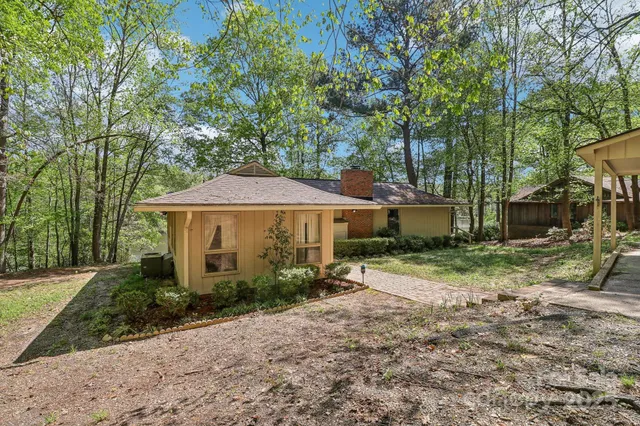 $424,000 | 334 Lakeview Circle, Lugoff, SC 29078