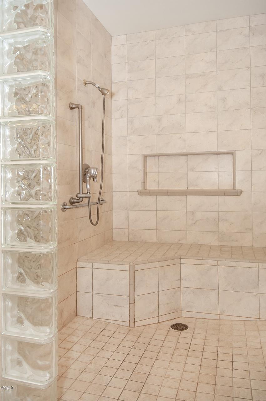 55 Gull Station Depoe Bay, OR 97341 - Photo 23 of 44 Master Bath