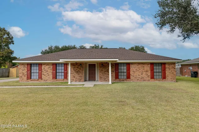 $268,600 | 603 Oak Manor Drive, New Iberia, LA 70563