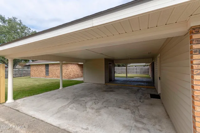 $268,600 | 603 Oak Manor Drive, New Iberia, LA 70563