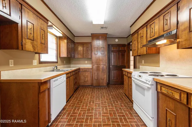 $268,600 | 603 Oak Manor Drive, New Iberia, LA 70563