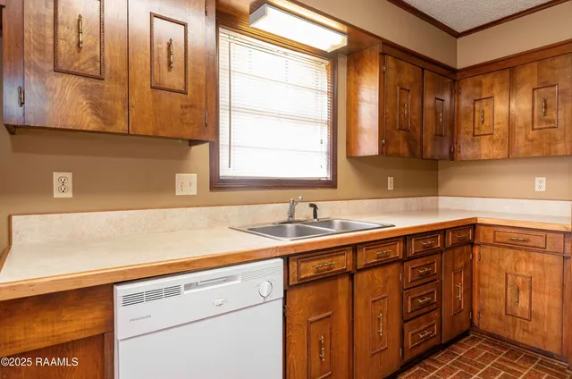 $268,600 | 603 Oak Manor Drive, New Iberia, LA 70563