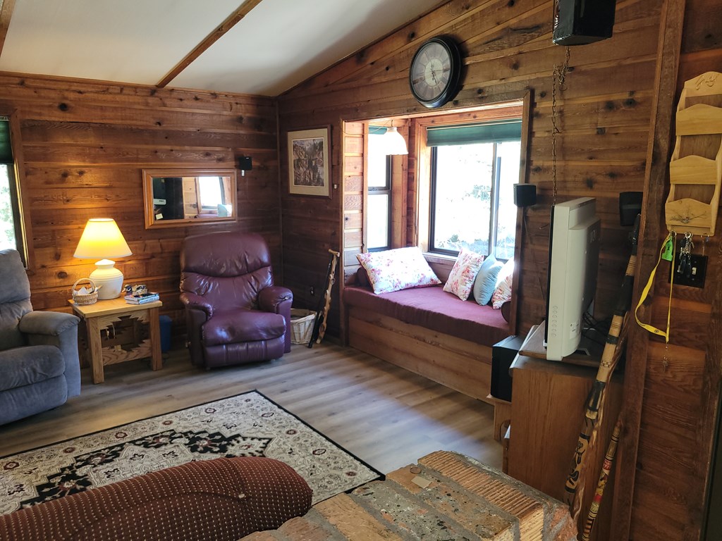 10525 Skunk Creek Road Cascade, ID 83611 - Photo 14 of 41 Living room
