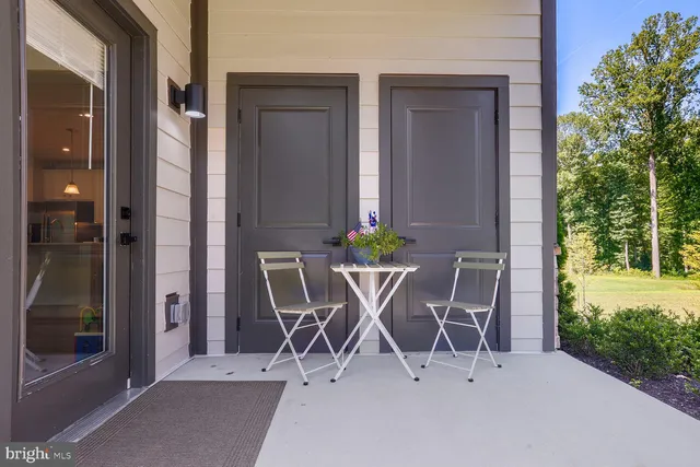 a view of a house with backyard and garden
