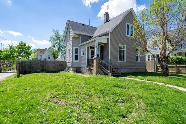 $129,900 | 902 West Grove Street, Bloomington, IL 61701