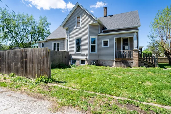 $129,900 | 902 West Grove Street, Bloomington, IL 61701