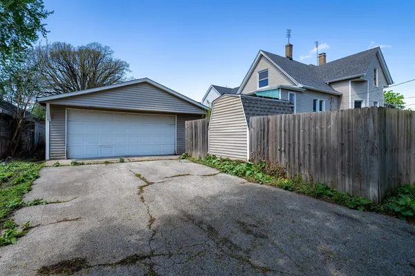 $129,900 | 902 West Grove Street, Bloomington, IL 61701