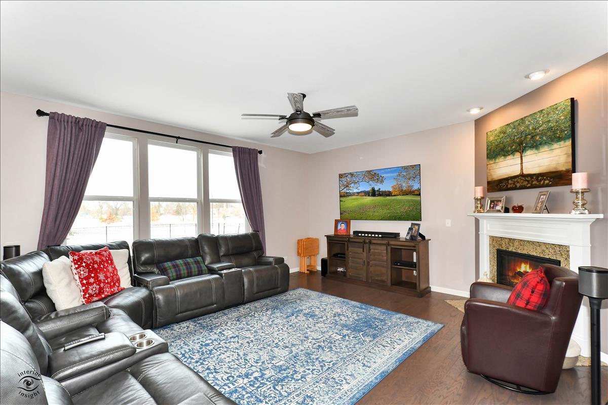 1500 Pine Drive Woodridge, IL 60517 - Photo 5 of 30 a living room with furniture and a flat screen tv
