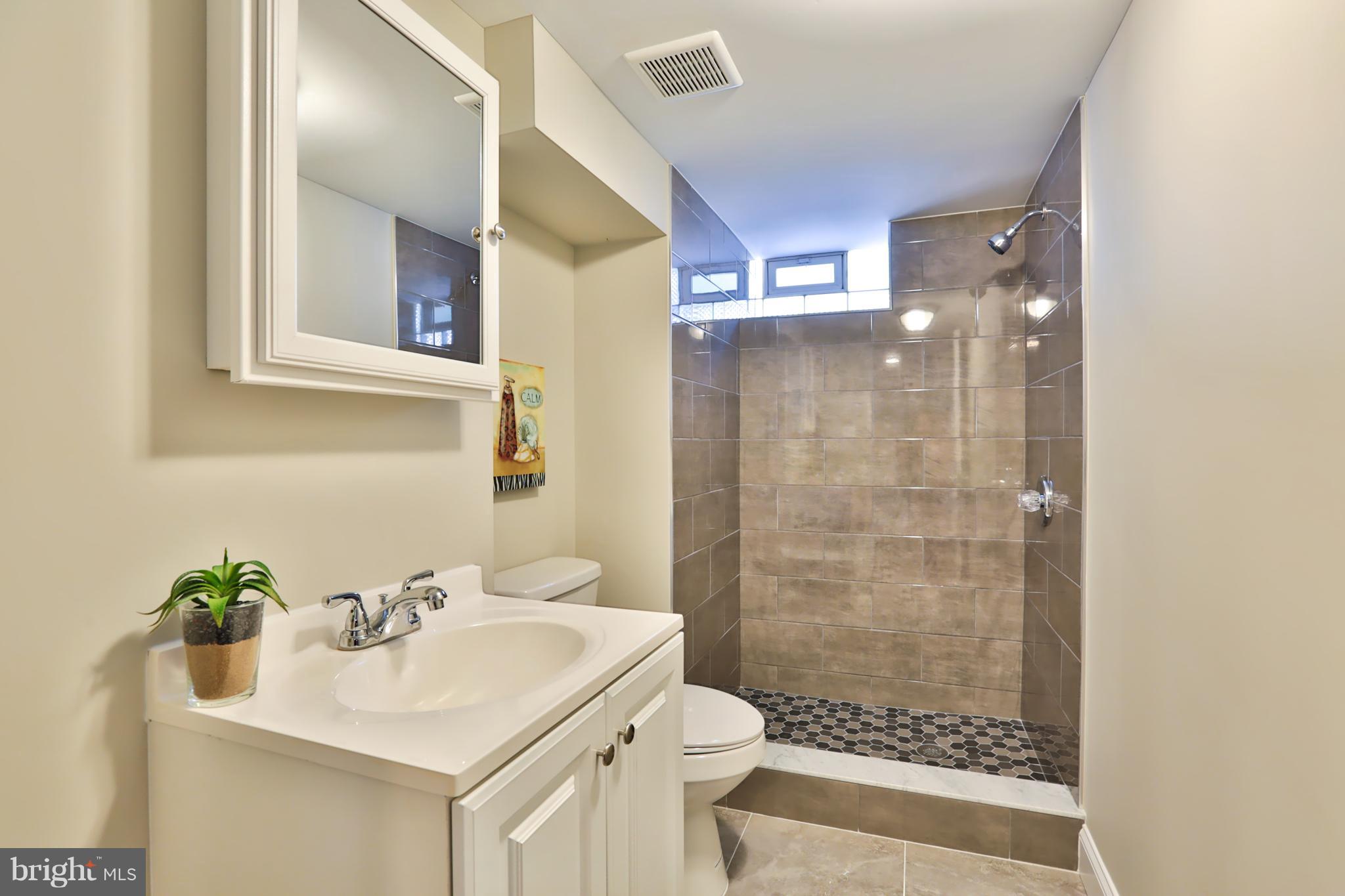 601 Warwick Road Baltimore, MD 21229 - Photo 22 of 30 Convenient Full Bath