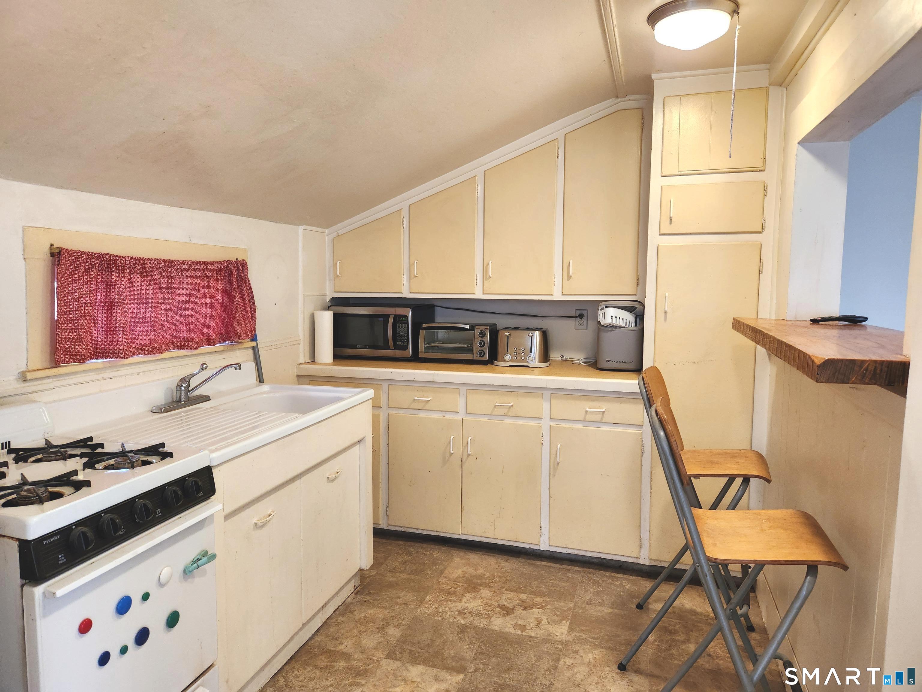 603 R Center Street Manchester, CT 06040 - Photo 6 of 16
