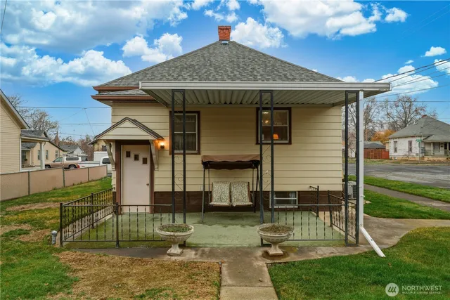 a view of a house with a garage