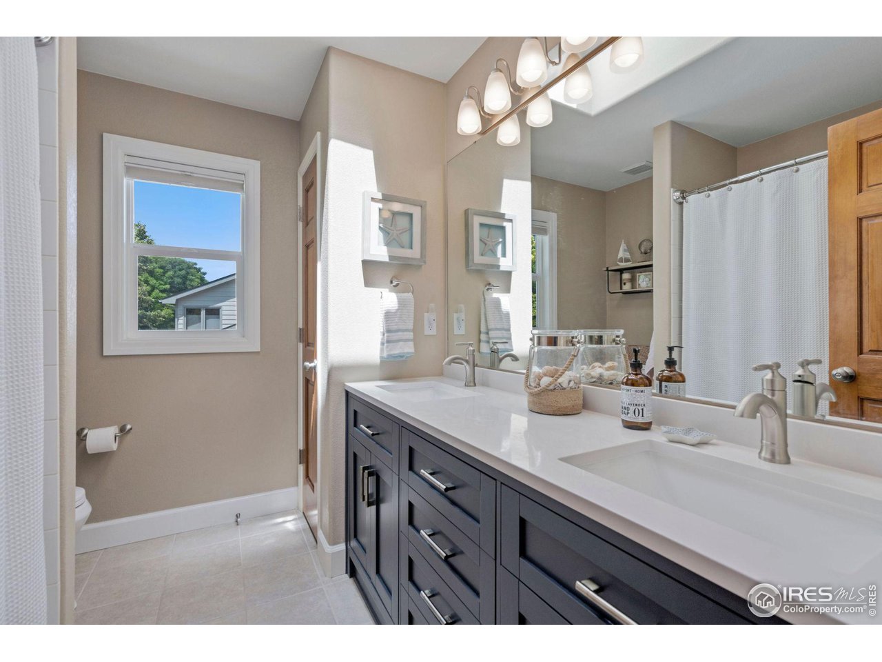 3761 Kentford Road Fort Collins, CO 80525 - Photo 27 of 40 Shared bathroom on upper level