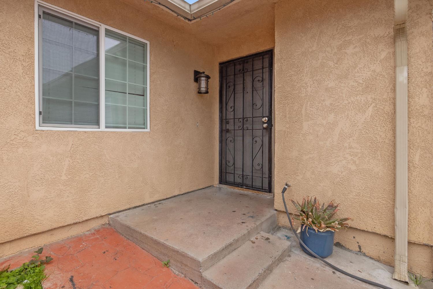 105 West Clark Street Madera, CA 93638 - Photo 5 of 33 a view of an entryway