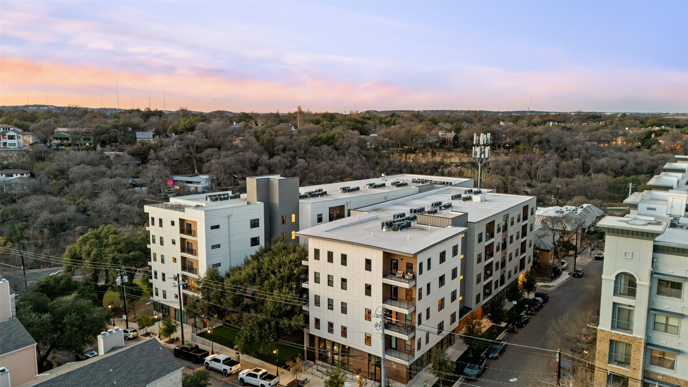 2500 Longview Street, Unit 418 Austin, TX 78705 - Photo 34 of 40 This is the Cascade offering exceptional upscale living and fantastic amenities: gated garage parking, fenced dog park, pool, sundeck, grill, patio, putting green, gym, work lounge and rooftop viewing patio looking at downtown.