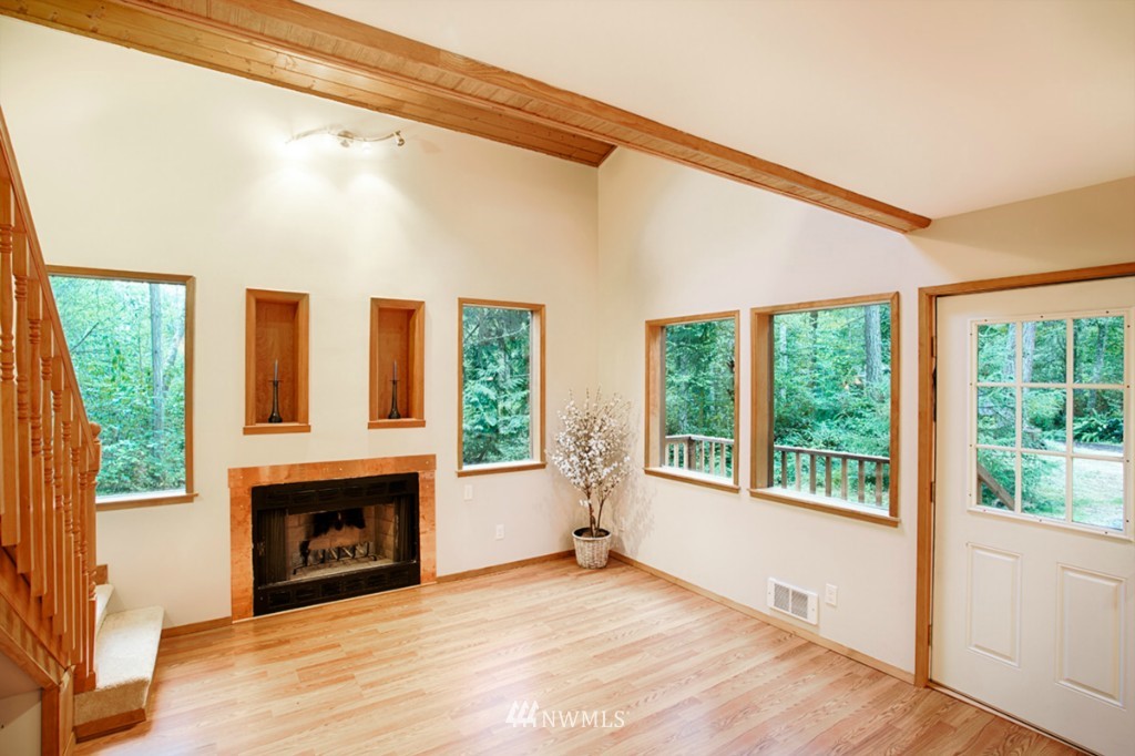 4024 Rachel Road Clinton, WA 98236 - Photo 2 of 21 Gallery Image 2