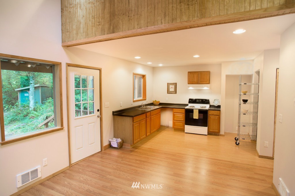 4024 Rachel Road Clinton, WA 98236 - Photo 3 of 21 Gallery Image 3