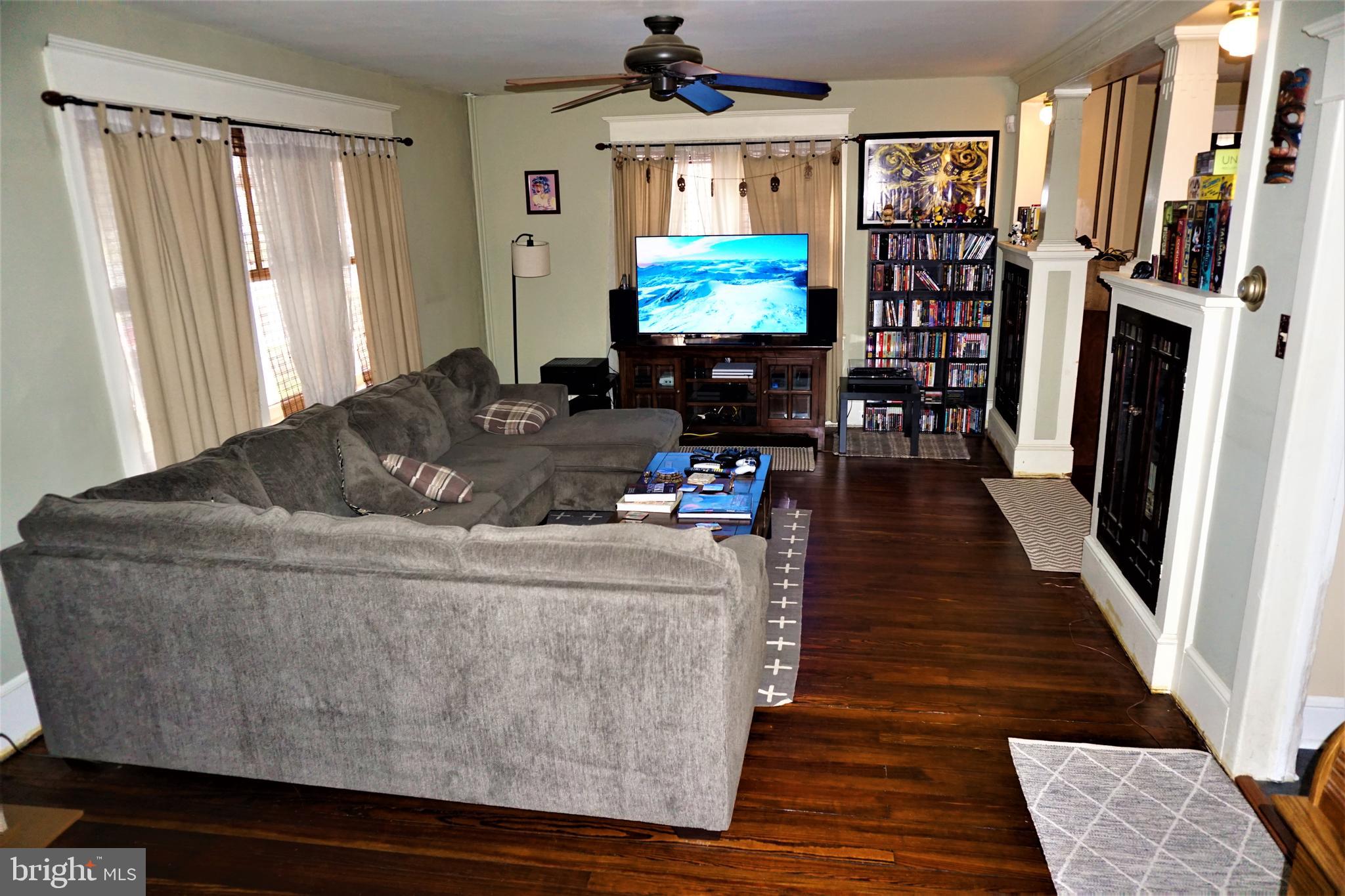545 Kossuth Street Riverside, NJ 08075 - Photo 3 of 13 Living Rooom