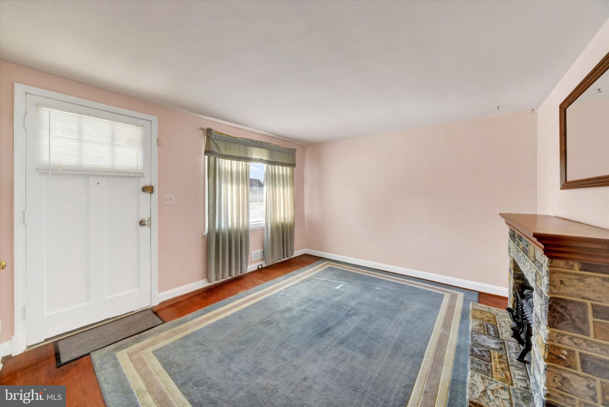 714 Bethnal Road Baltimore, MD 21229 - Photo 6 of 34 Cozy living space