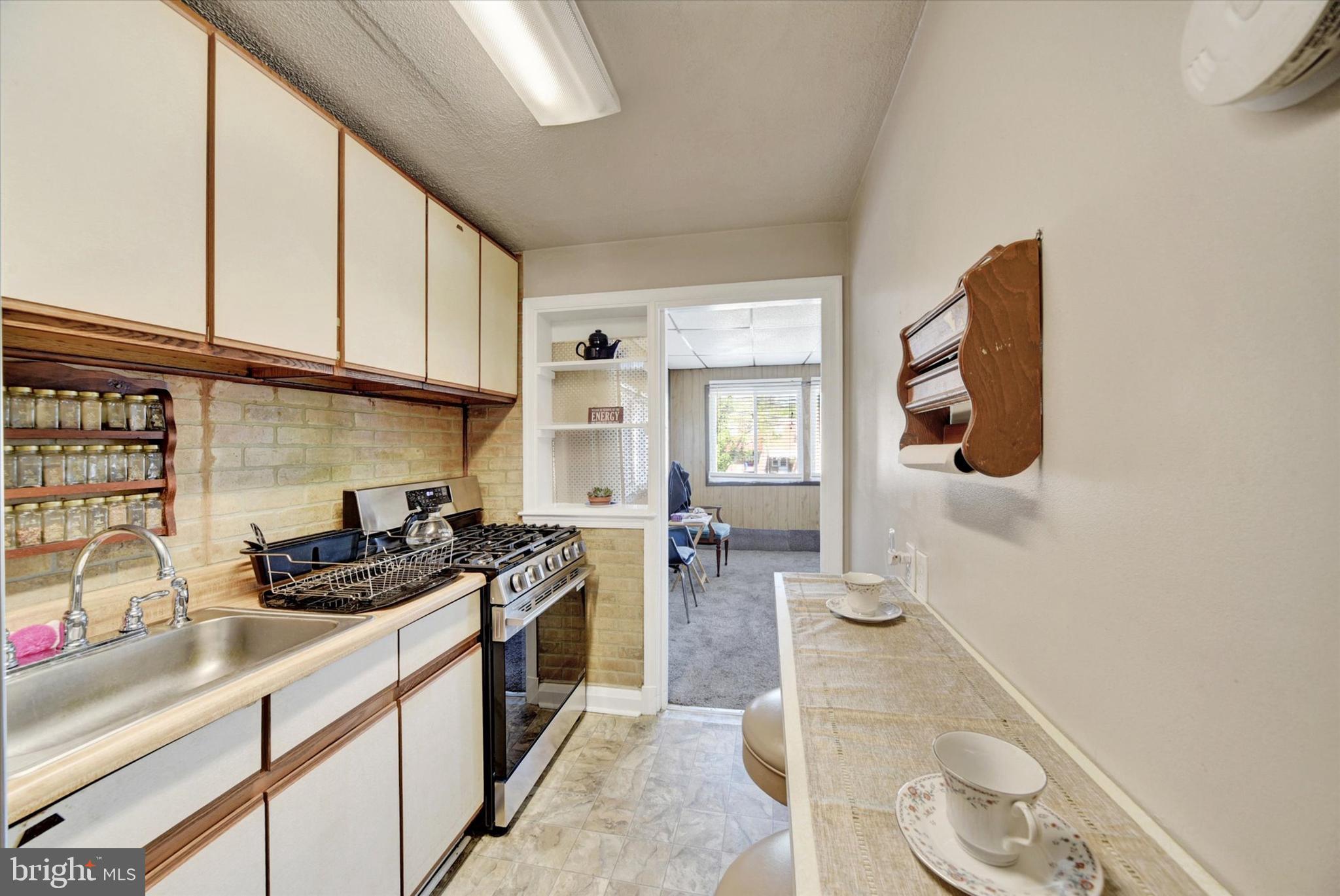 714 Bethnal Road Baltimore, MD 21229 - Photo 9 of 34 Cozy kitchen with modern new appliances