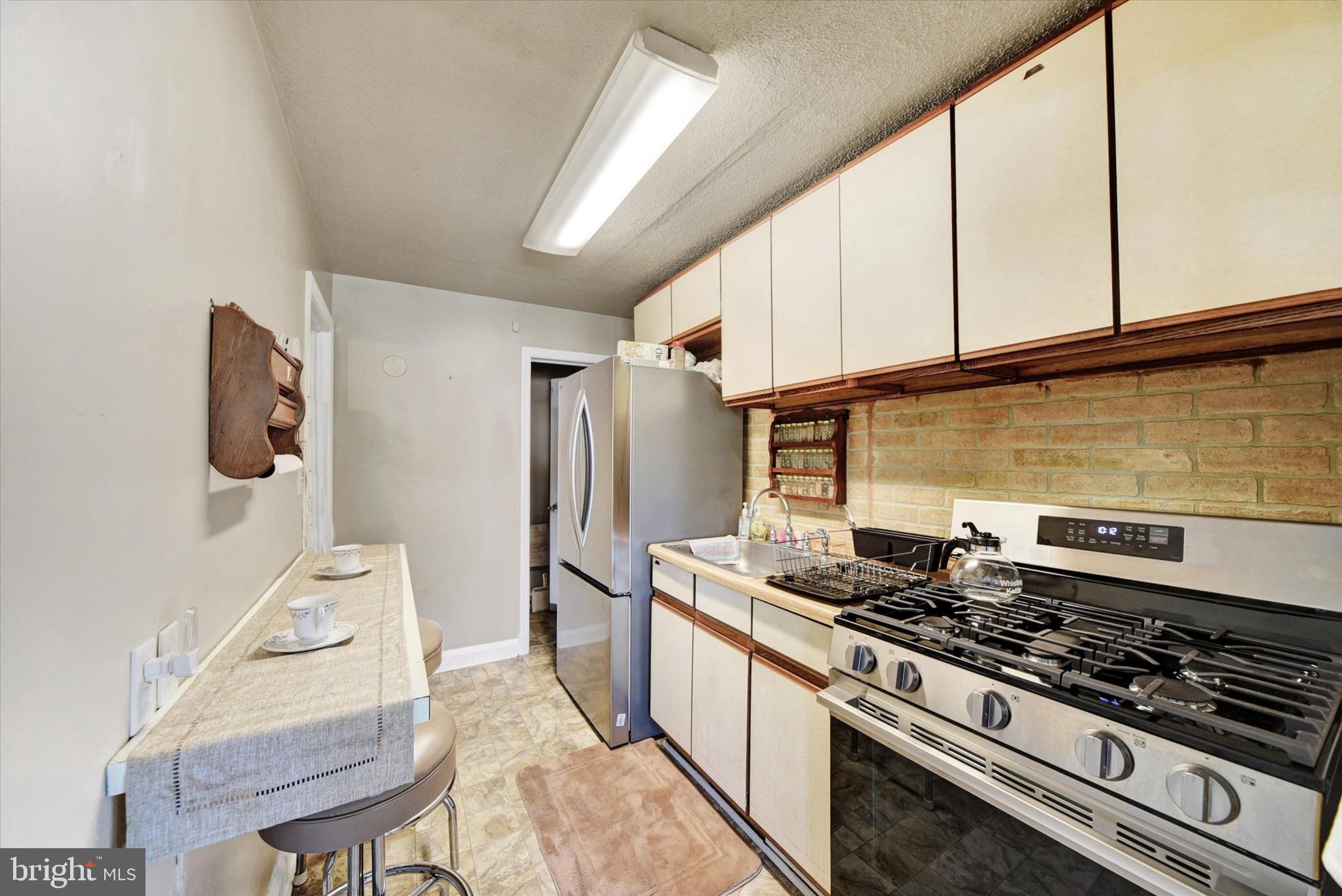 714 Bethnal Road Baltimore, MD 21229 - Photo 10 of 34 Charming kitchen with modern appliances