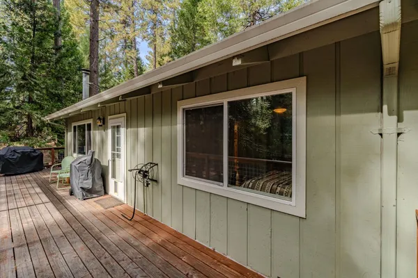a view of a house with backyard