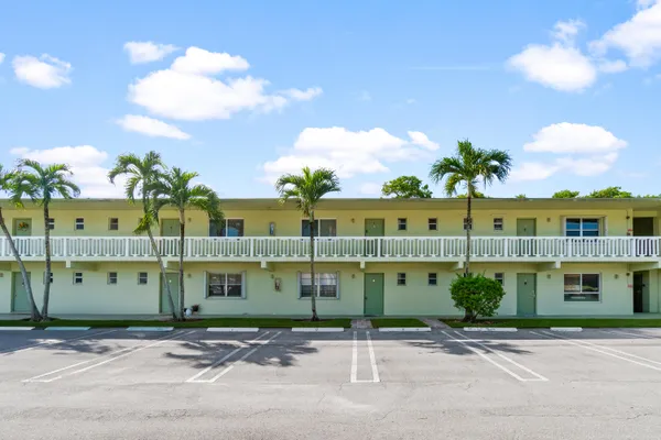 $220,000 | 658 Northeast 6th Court, Unit E, Boynton Beach, FL 33435