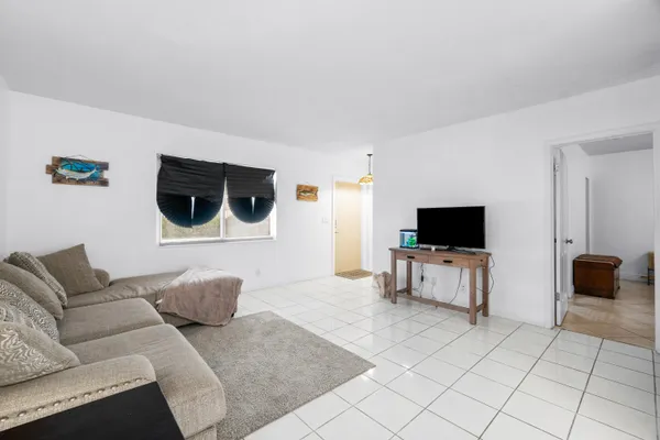$220,000 | 658 Northeast 6th Court, Unit E, Boynton Beach, FL 33435