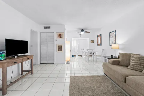 $220,000 | 658 Northeast 6th Court, Unit E, Boynton Beach, FL 33435