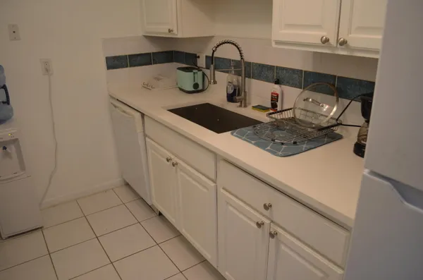 $220,000 | 658 Northeast 6th Court, Unit E, Boynton Beach, FL 33435