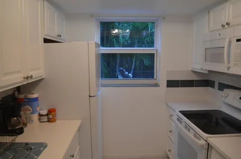 $220,000 | 658 Northeast 6th Court, Unit E, Boynton Beach, FL 33435