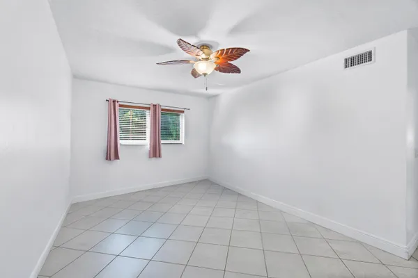$220,000 | 658 Northeast 6th Court, Unit E, Boynton Beach, FL 33435