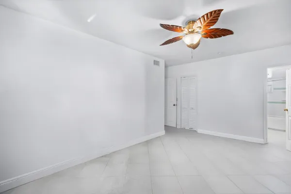 $220,000 | 658 Northeast 6th Court, Unit E, Boynton Beach, FL 33435