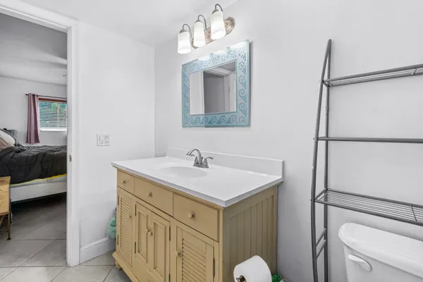 $220,000 | 658 Northeast 6th Court, Unit E, Boynton Beach, FL 33435