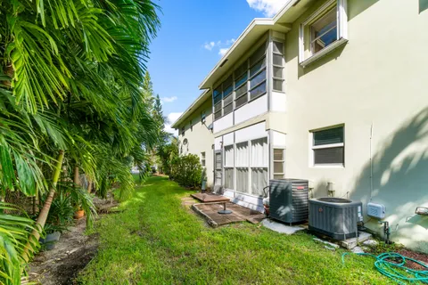$220,000 | 658 Northeast 6th Court, Unit E, Boynton Beach, FL 33435